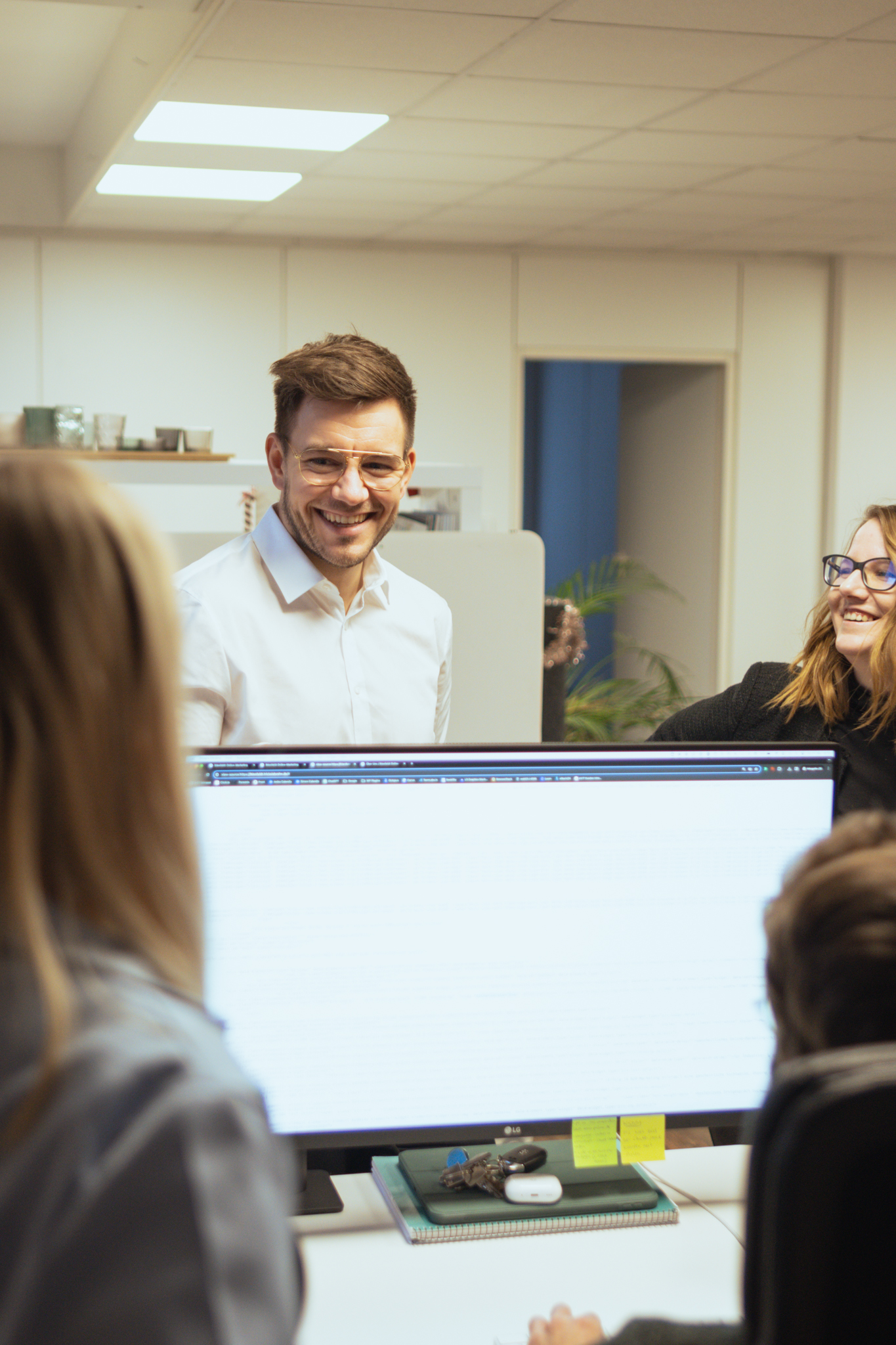 Simon Ihlenfeldt mit Team im Büro